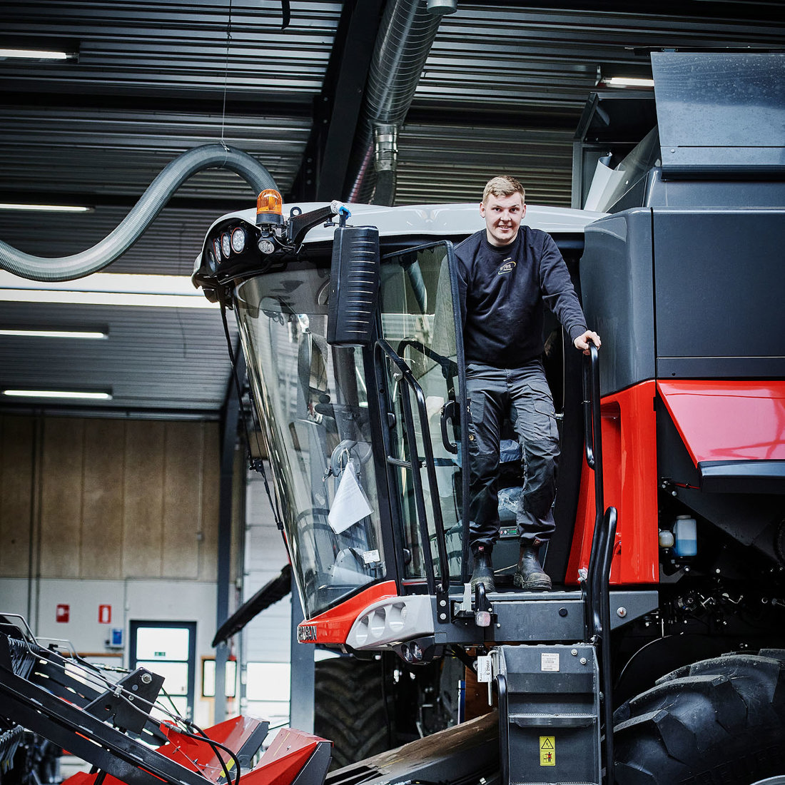 Elev i rød traktor