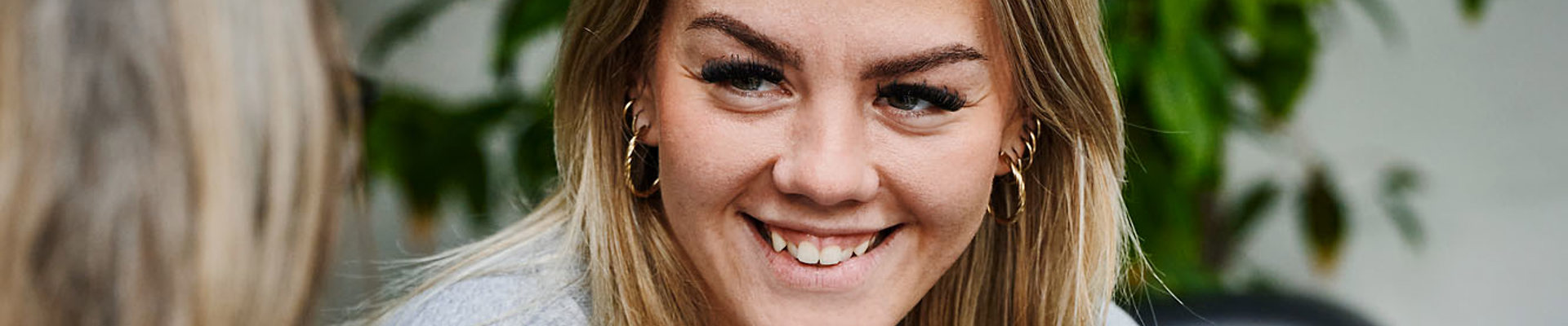 Glad elev i grå trøje