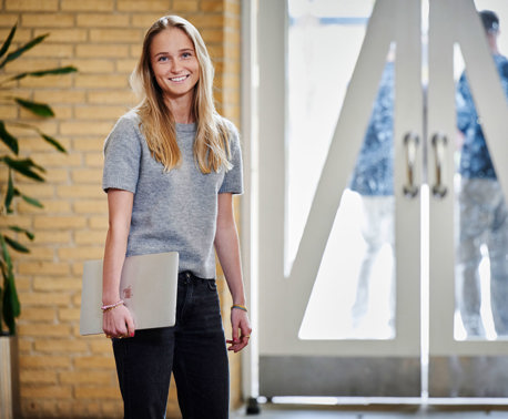 Pige med computer i hånden